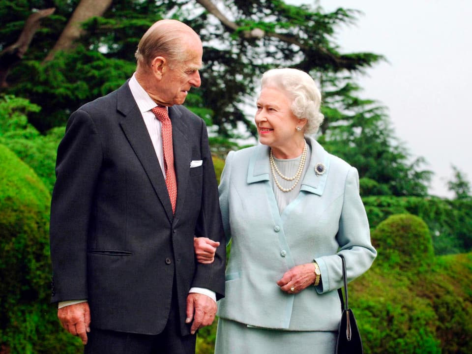 Prinz Philip und Elizabeth stehend