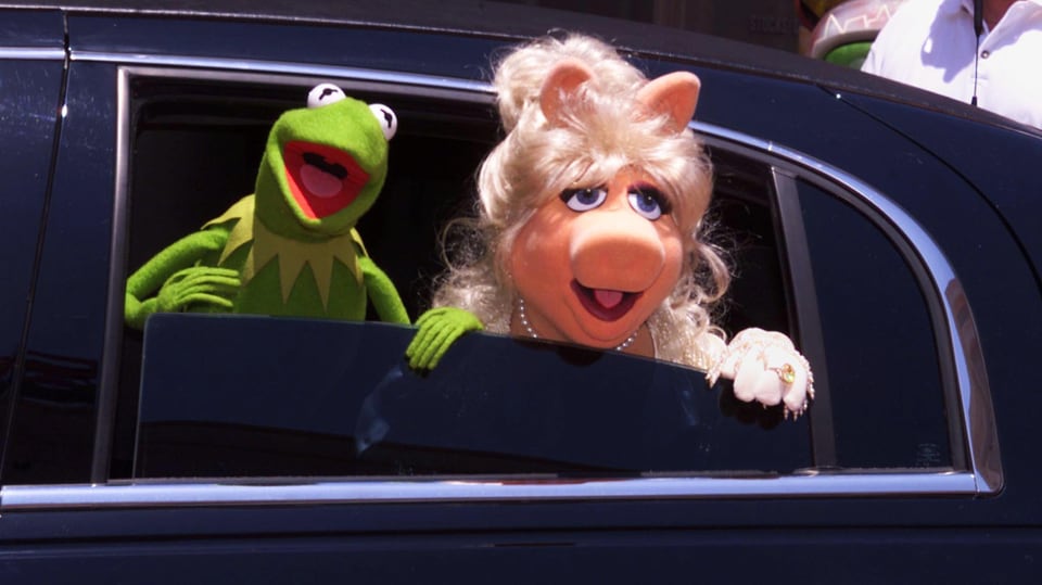 Kermit der Frosch und Miss Piggy in einer Limousine. 