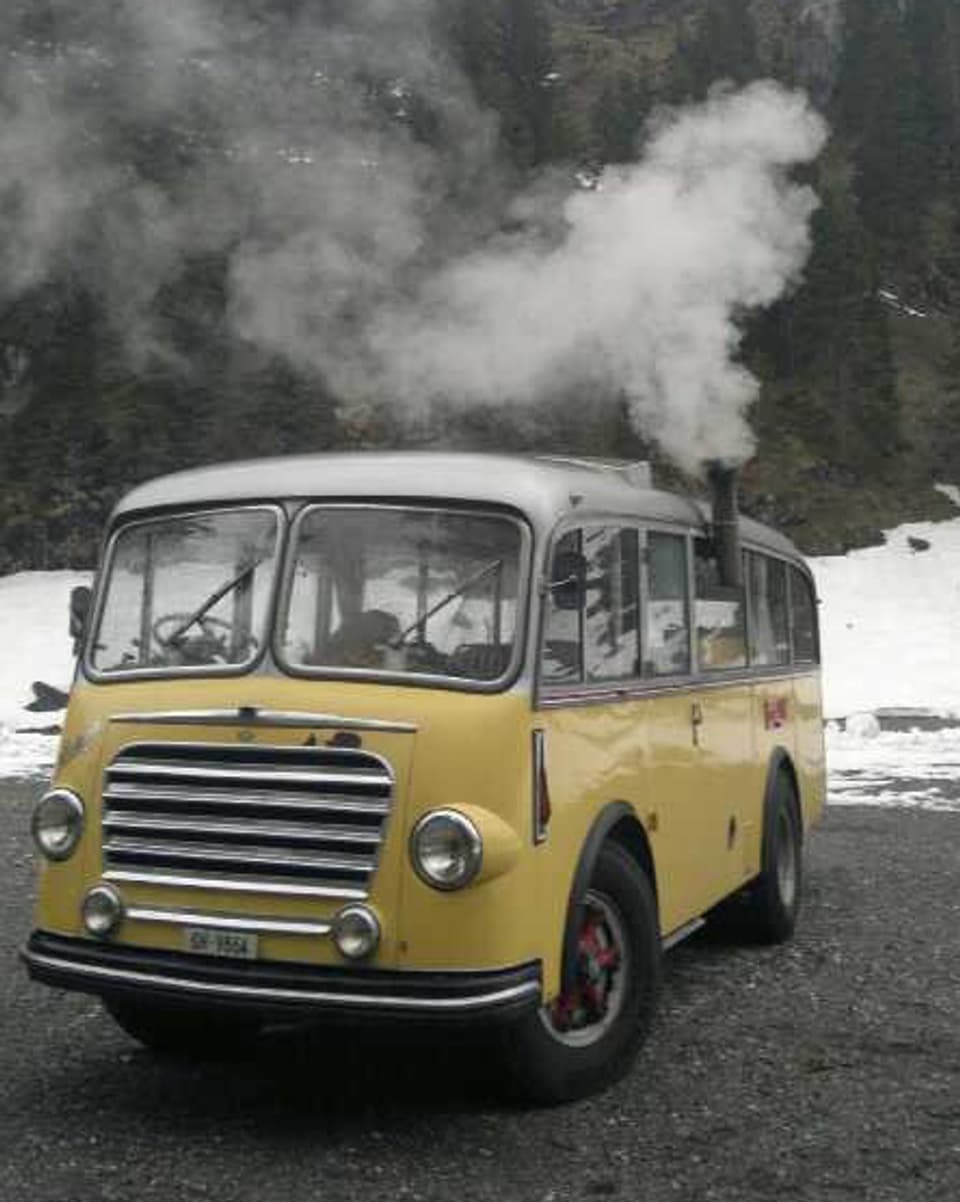 «Hier mein Hippie-Bus. Das Berna Postauto aus dem Jahr 1954 - mit Faltdach über die ganze Länge. Ist die Strecke Rodi Fiesso nach Dalpe gefahren.» Dieser Bus ist seit 10 Jahren in Besitz von SRF 3 Hörer Robin Wehrli. 