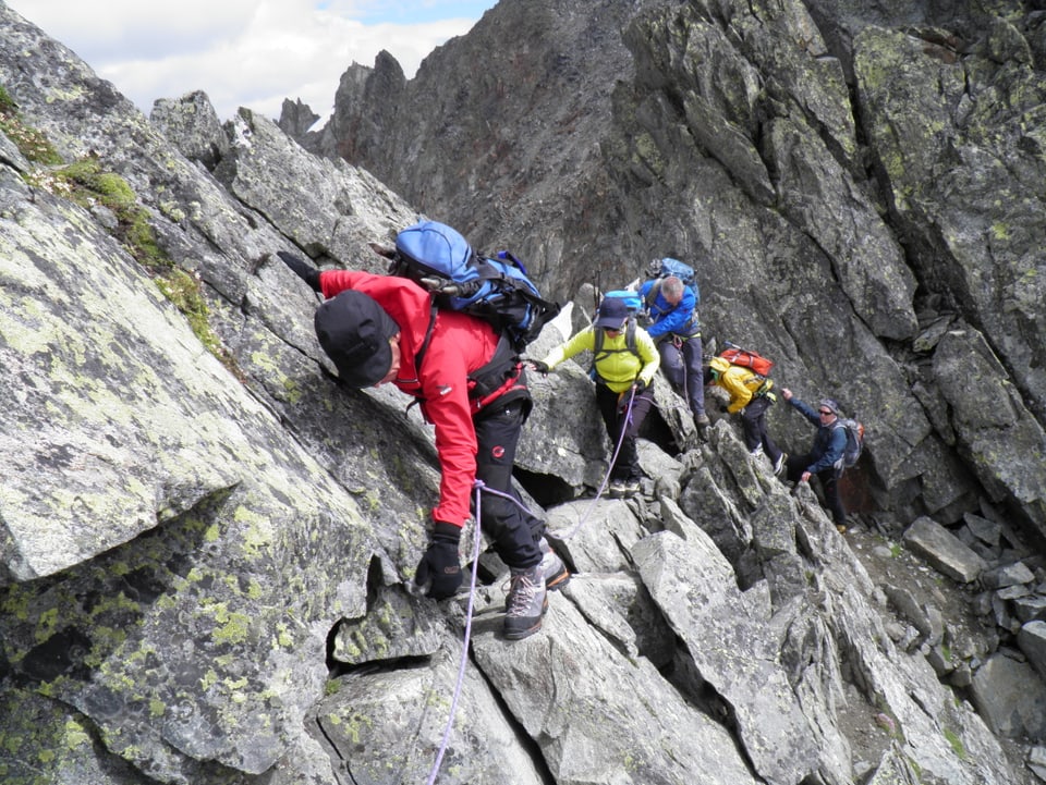 Eine Gruppe Bergsteiger am Berg. 