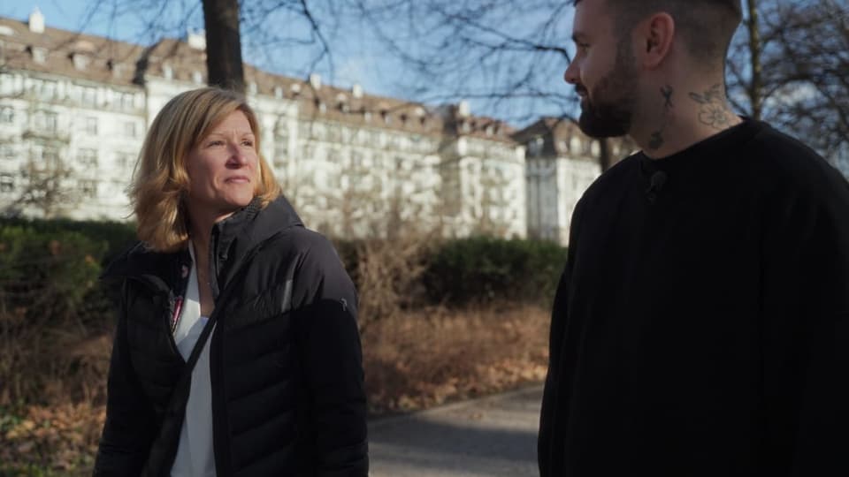 Sabrina Bjöörn und Livio Carlin im Gespräch bei einem Spaziergang im Park.