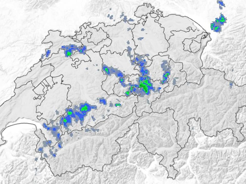 Schweizerkarte mit eingezeichneten Kantonsgrenzen. Auf der Karte sind die schwachen Regensignale in blau und die stärkeren in grün zu sehen. Der Niederschlag ist punktförmig in Zellen organisiert. 