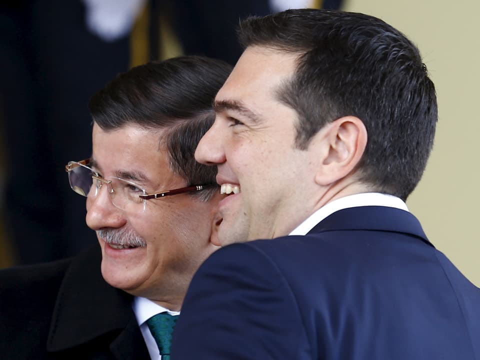 Ahmet Davutoğlu und Alexis Tsipras lachend nebeneinander