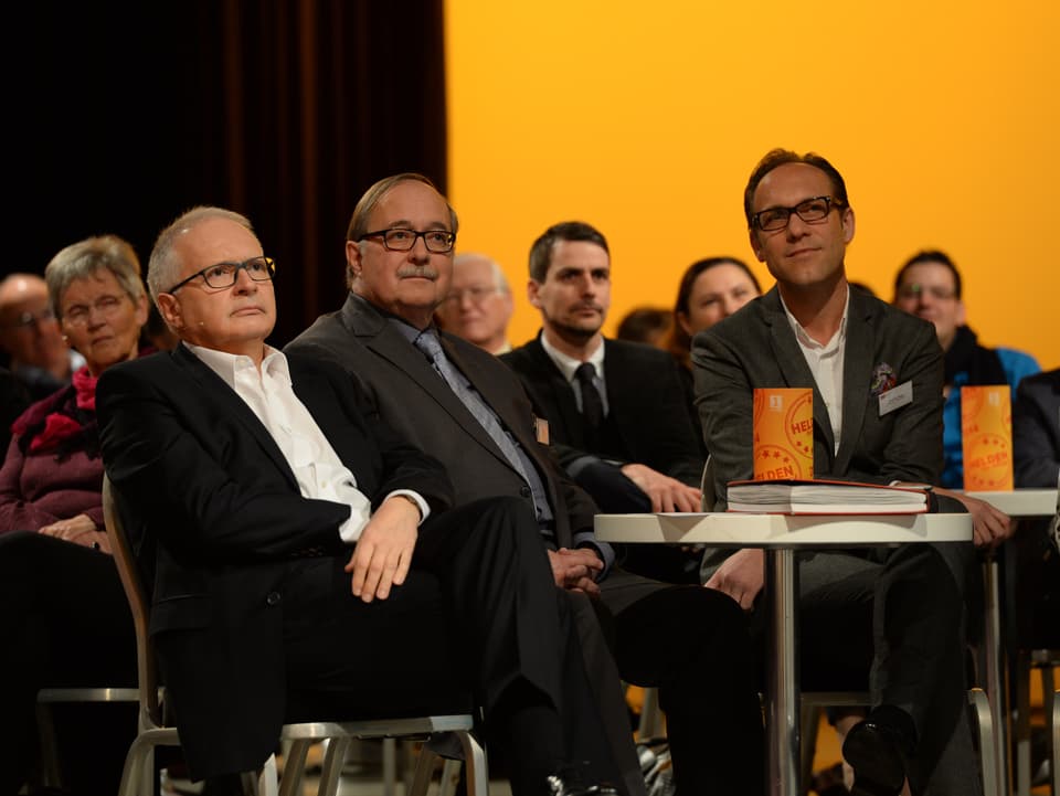 SRF-Direktor Ruedi Matter, alt Bundesrat Samuel Schmid und «Persönlich»-Moderator Christian Zeugin im Publikum sitzend.