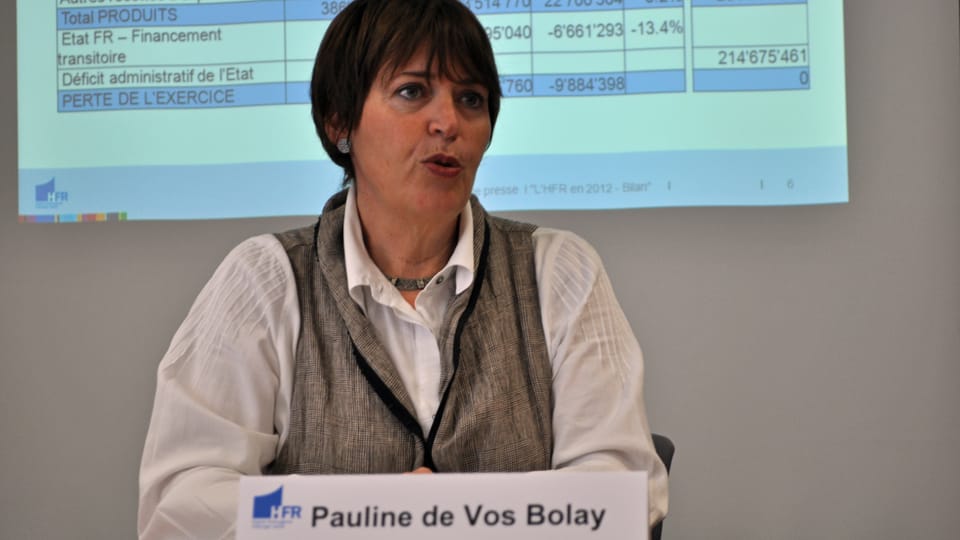 Pauline de Vos Bolay erklärte vor den Medien das Strukturproblem der Freiburger Spitäler.