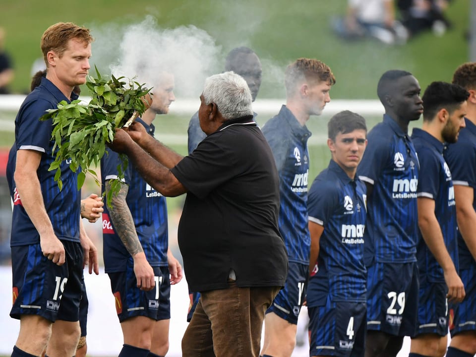 Vor dem A-League-Spiel zwischen Macarthur FC und Central Coast Mariners wird von einem australischen Ureinwohner eine Rauchzeremonie abgehalten.