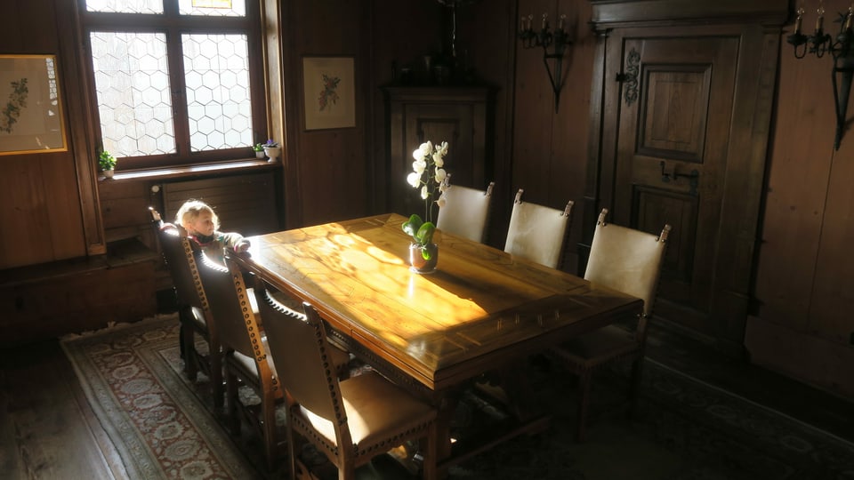 Ein Tisch aus Holz in einem Zimmer mit Holzwänden. 