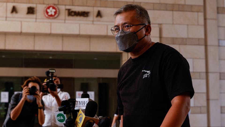 Ronson Chan mit Maske vor dem Gerichtsgebäude, um ringt von einigen Fotografen.