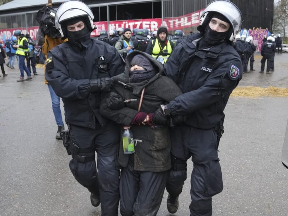 Aktivist wird abgeführt von der Polizei.