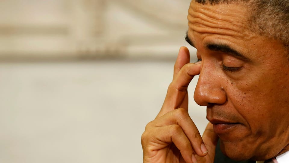 US-Präsident Barack Obama reibt sich mit dem Finger das Auge.