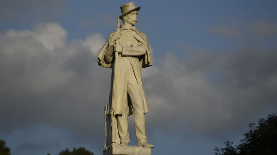 Statue mit einem Soldaten mit Gewehr.