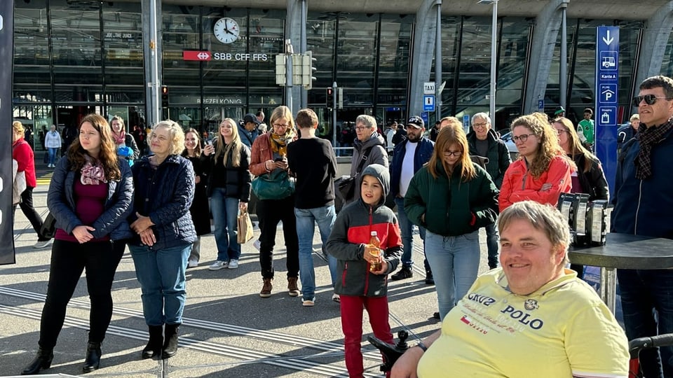 Bahnhofplatz in Luzern gefüllt mit Menschen