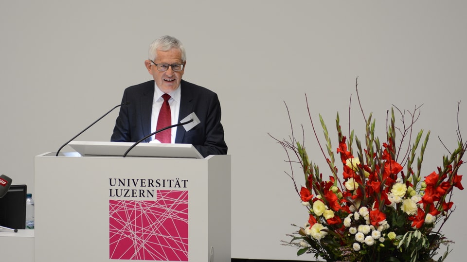 Kaspar Villiger am Uni-Rednerpult