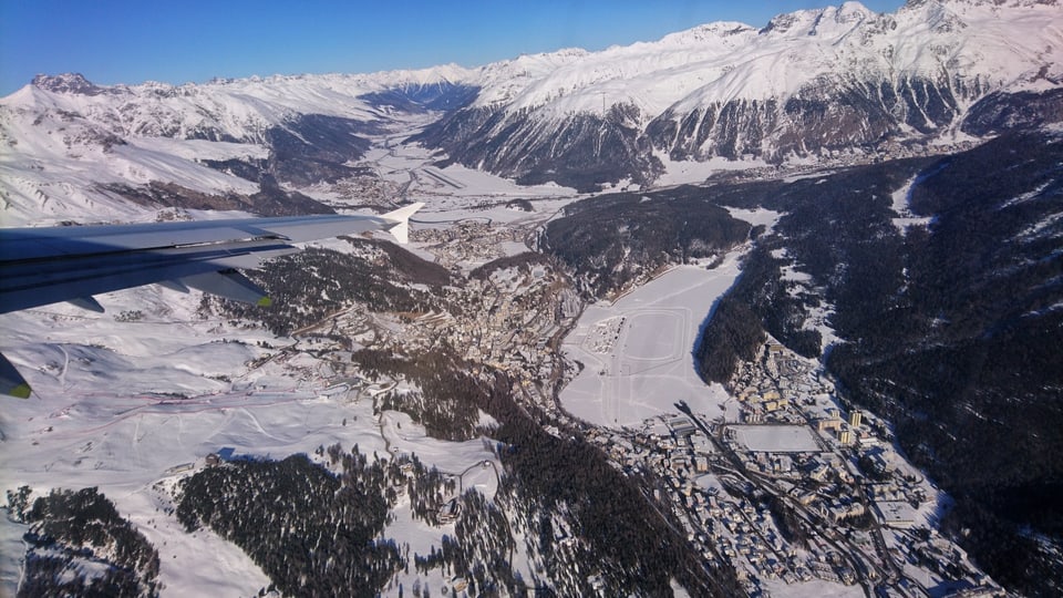Blick aus dem Flugzeug auf das winterliche St. Moritz