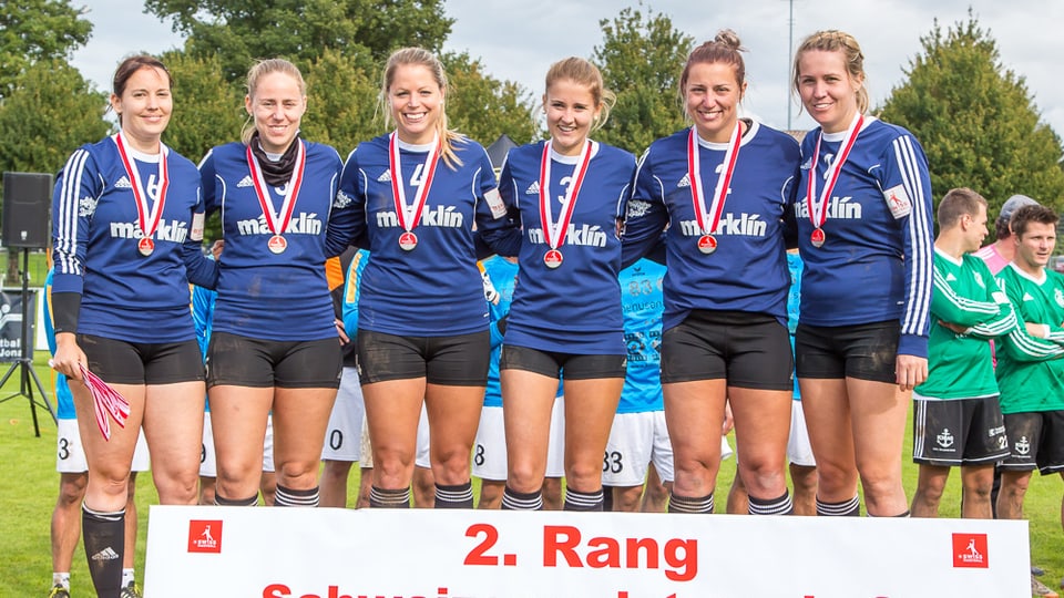 Die sches Spielerinnen des STV Oberentfelden-Amsteg posieren mit ihren Siber-Medaillen nach der Übergabe