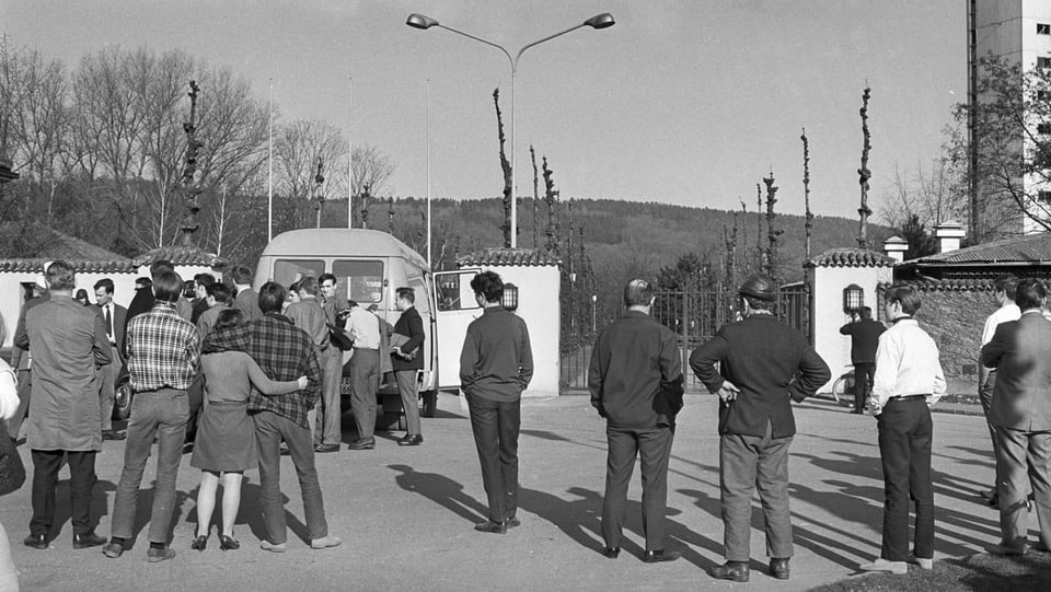 Mehrere Personen warten vor dem Eingang, das Bild wurde aufgenommen am 8. April 1969 (schwarz-weiss-Bild)