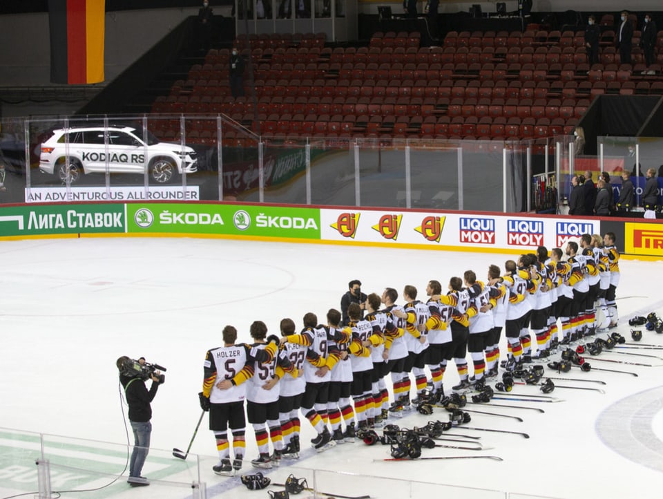 Kommt in den Genuss einer Heim-WM Das deutsche Eishockey-Nationalteam bei der Nationalhymne
