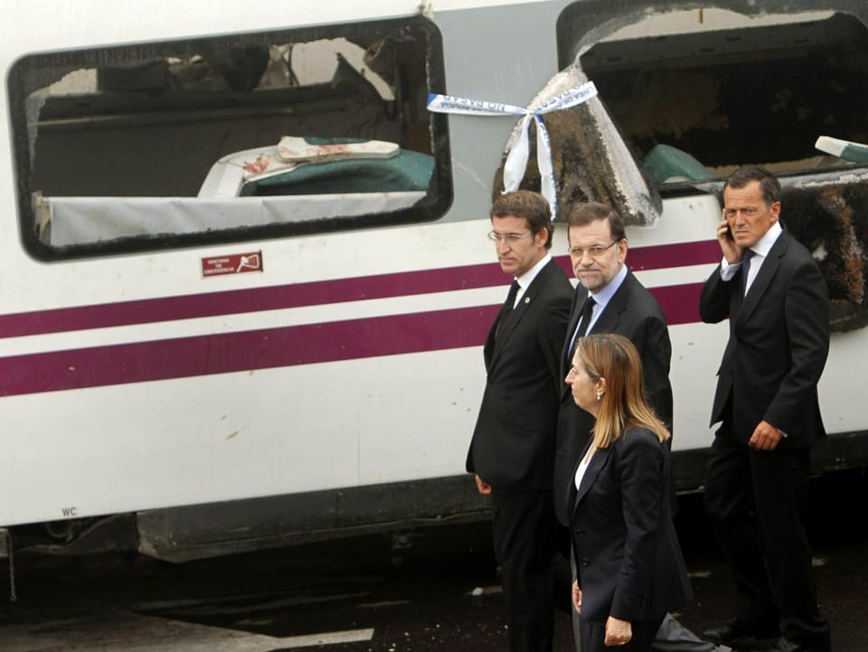 Premierminister Mariano Rajoy an der Unfallstelle.
