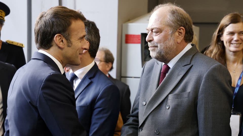 Macron und Dupond-Moretti schütteln sich die Hand.