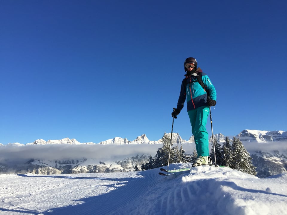 Joëlle Beeler posiert auf Skiern vor dem wunderbaren Bergpanorama.