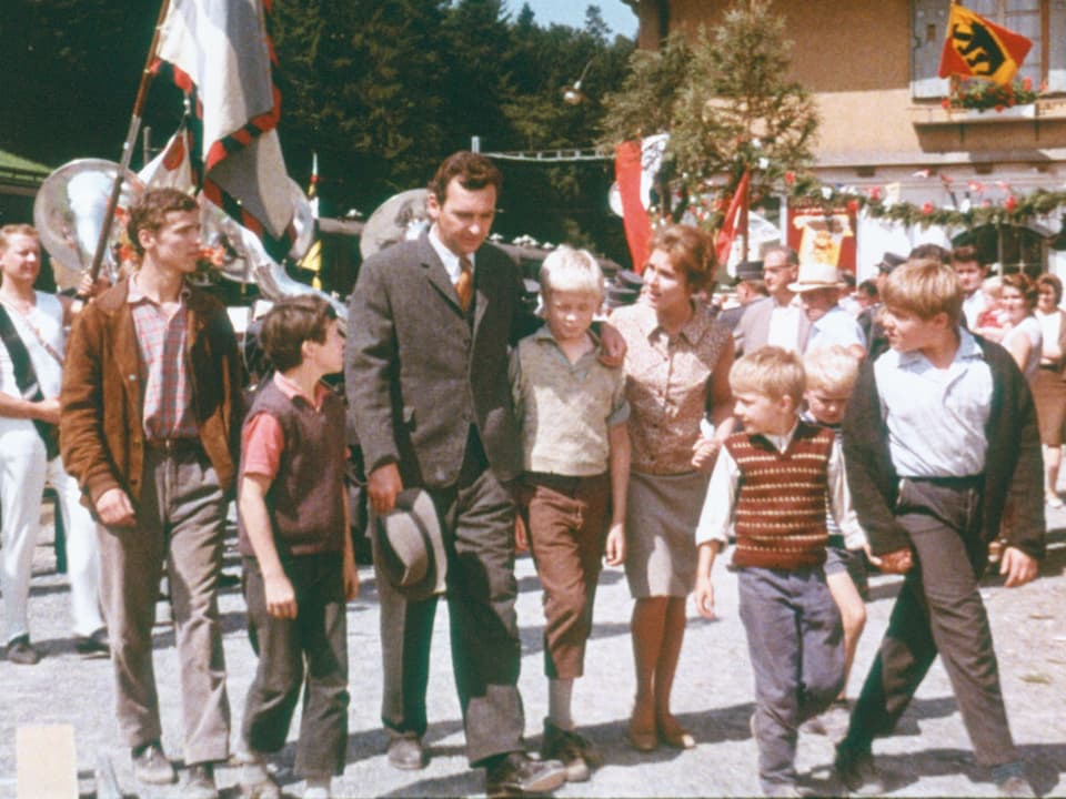Gottfried und Sofie Kummer mit ihren sechs Söhnen.