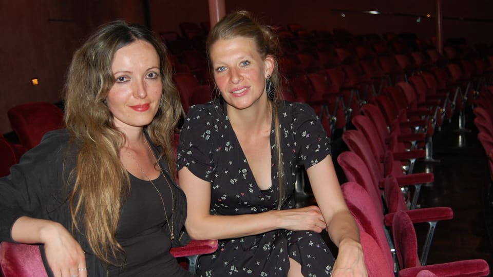 Zwei Frauen im Theatersaal.