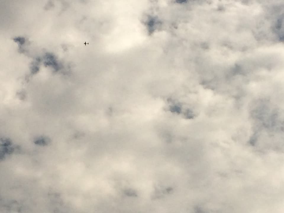 Wolkenbehängter Himmel, irgendwo ein kleines Modellflugzeug.