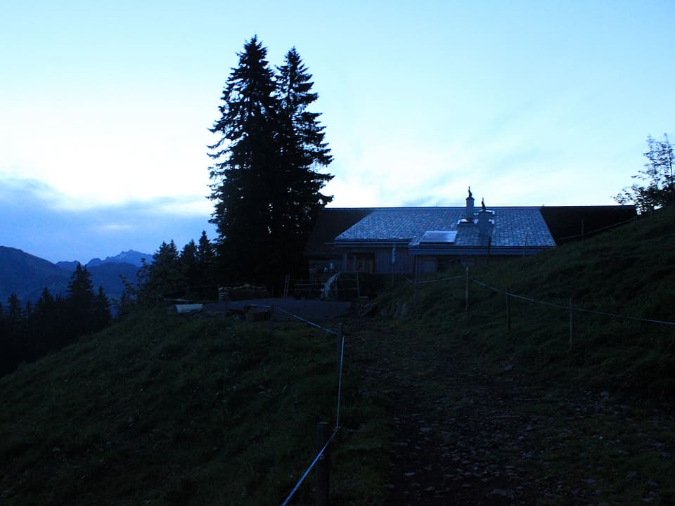 Alphütte in der Morgendämmerung.