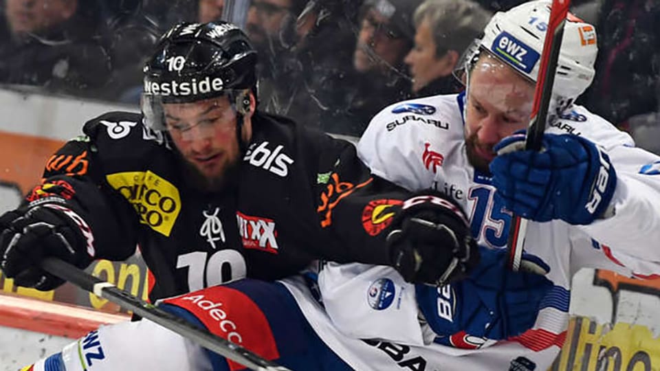 Szene eines Duells zwischen zwei Spielern aus einem Eishockeyspiel der Teams ZSC Lions und SC Bern