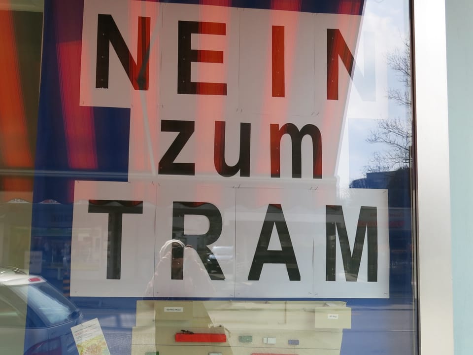 Das Bild zeigt das Schaufenster der Apotheke Moser. Darin steht «Nein zum Tram».