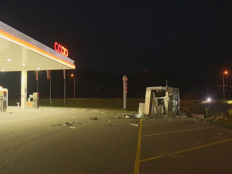 Der gesprengte Bankomat neben der Coop Tankstelle