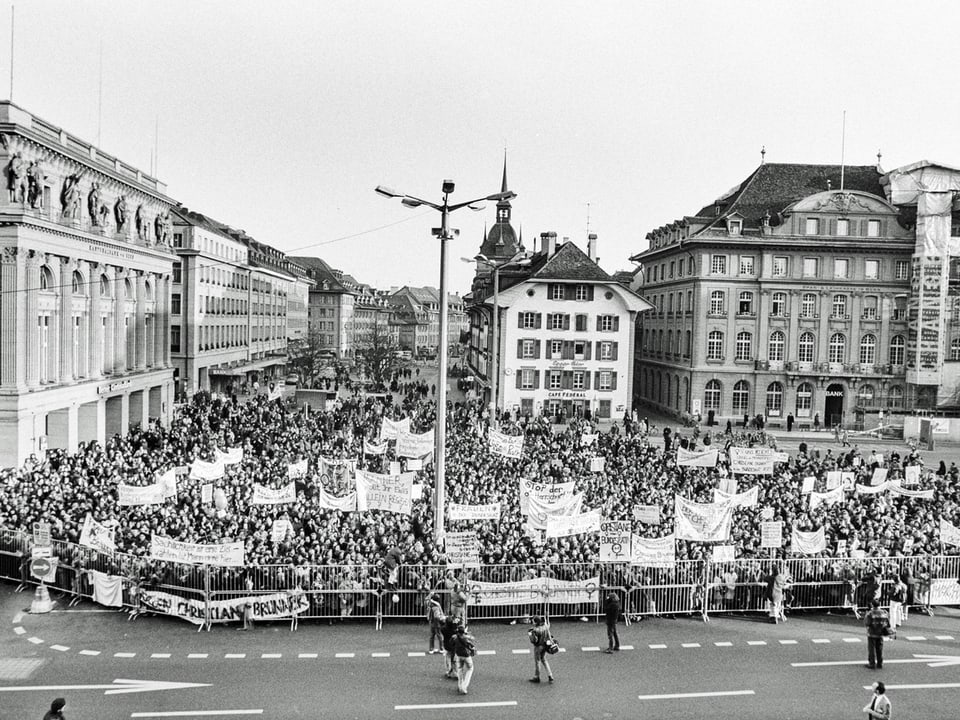10. März 1993: Demonstration vor dem Bundeshaus für eine Frau im Bundesrat. (keystone)