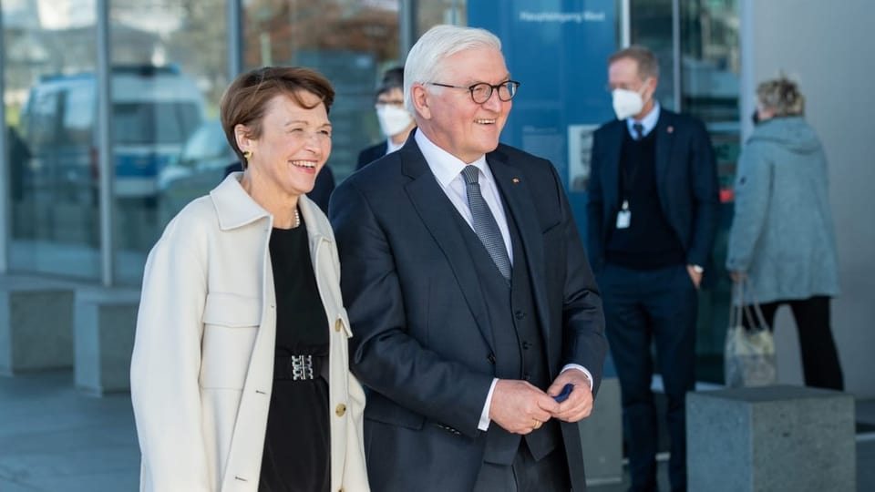 Frank-Walter Steinmeier und seine Frau Elke Büdenbender bei der Ankunft beim Paul-Löbe-Haus für die Wahl.