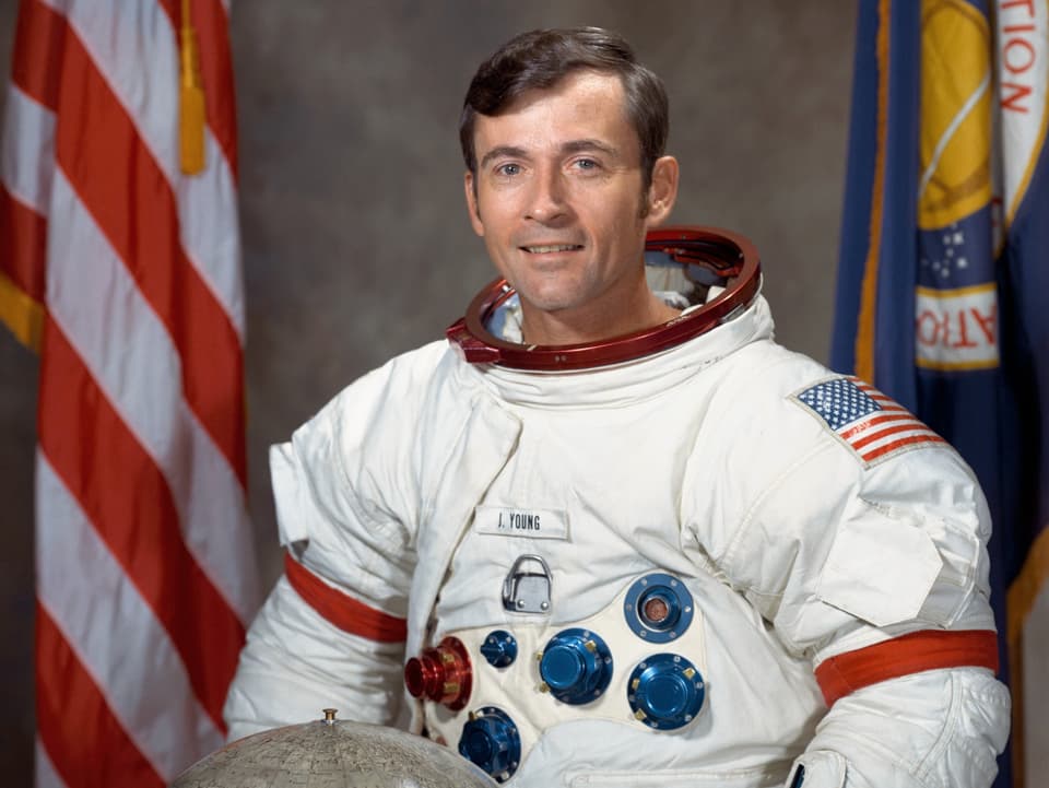 John Young in seinem Astronautenanzug.