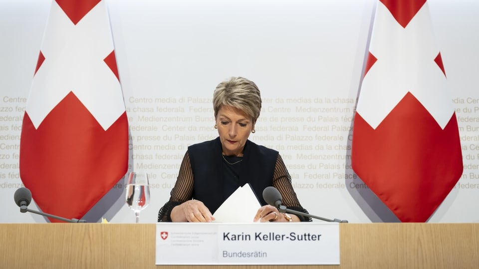 Keller-Sutter an einer Medienkonferenz in Bern