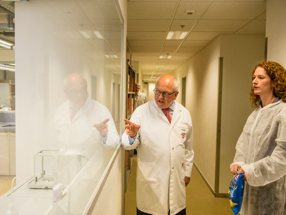 Auf dem Rundgang zeigt Mathias Adank das Entwicklungs-Labor der Firma. 