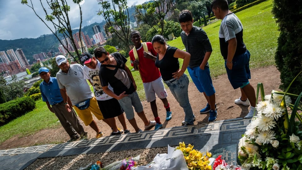 Das Grab von Pablo Escobar, umgeben von Besuchern
