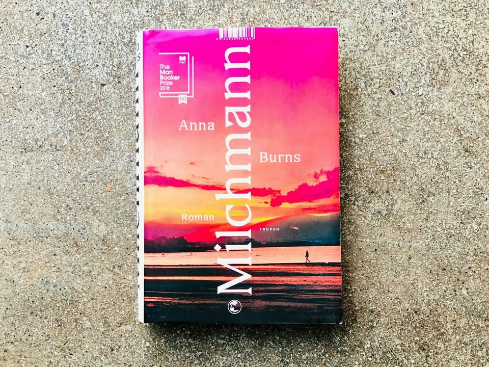 Der Roman «Milchmann» von Anna Burns liegt auf einem Zementboden