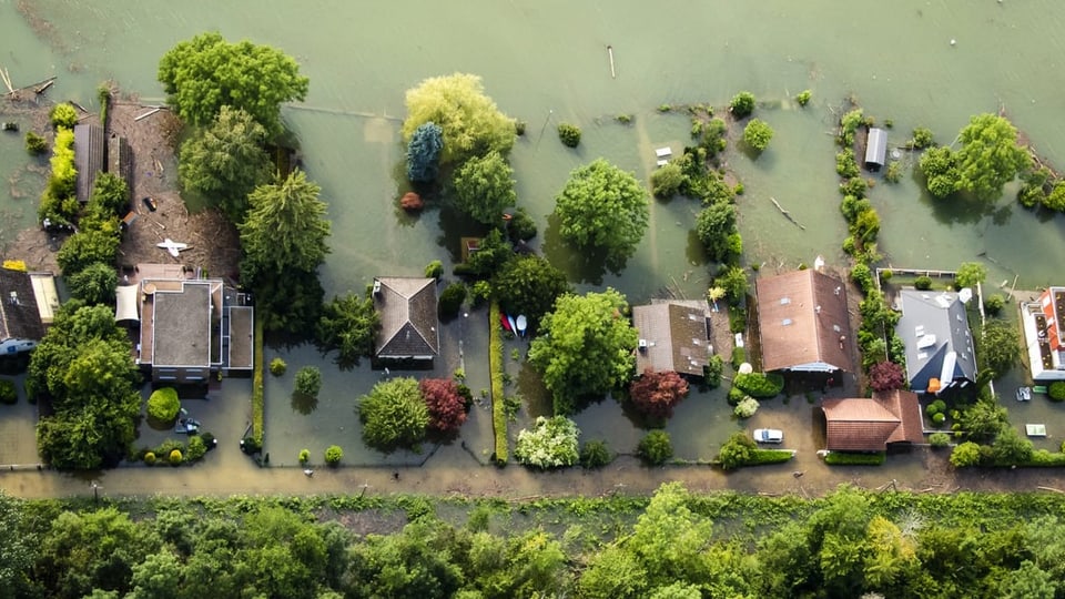 Häuser am Bielersee, die komplett vom Hochwasser umgeben sind.