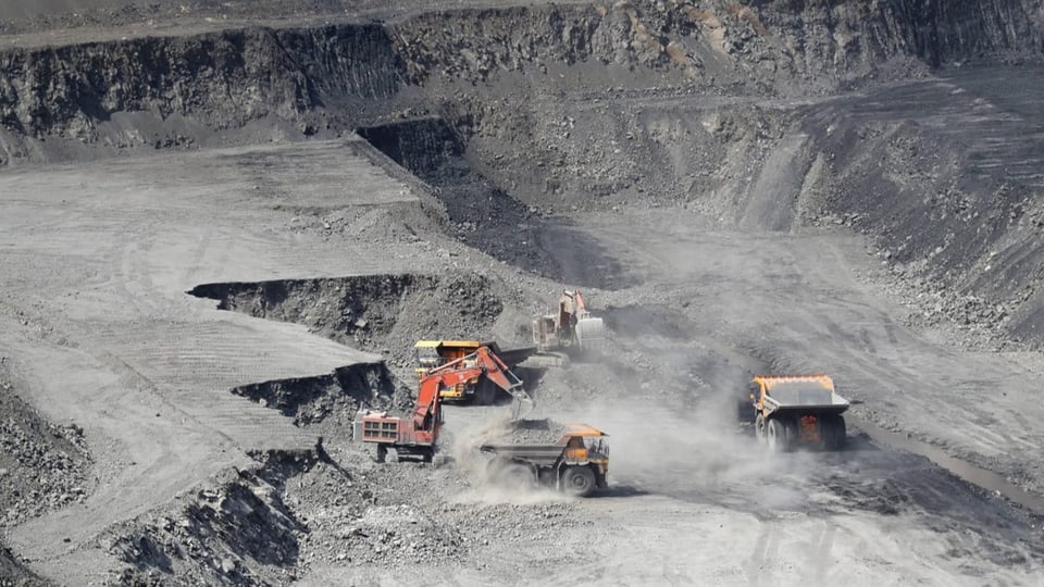 Grosse Maschinen bauen grossflächig Kohle ab