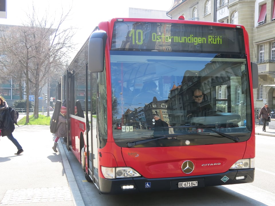 Zu sehen ist ein 10er-Bus, der Richtung Ostermundigen Rüti fährt. 