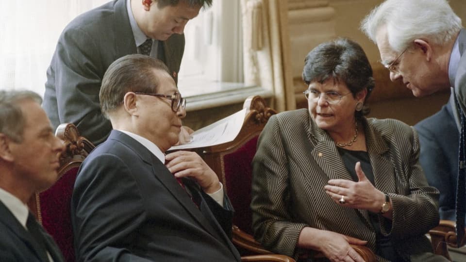Bundespräsidentin Ruth Dreifuss  spricht mit Jiang Zemin. 
