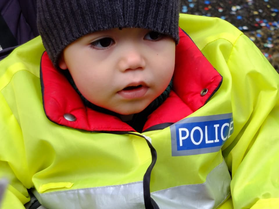 Kind mit Polizeiweste