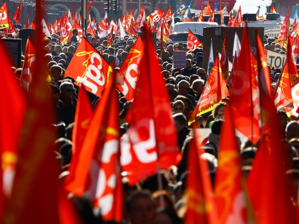 Auch in Nizza wird mit Flaggen der allgemeinen Gewerkschaftsbundes CGT demonstriert.