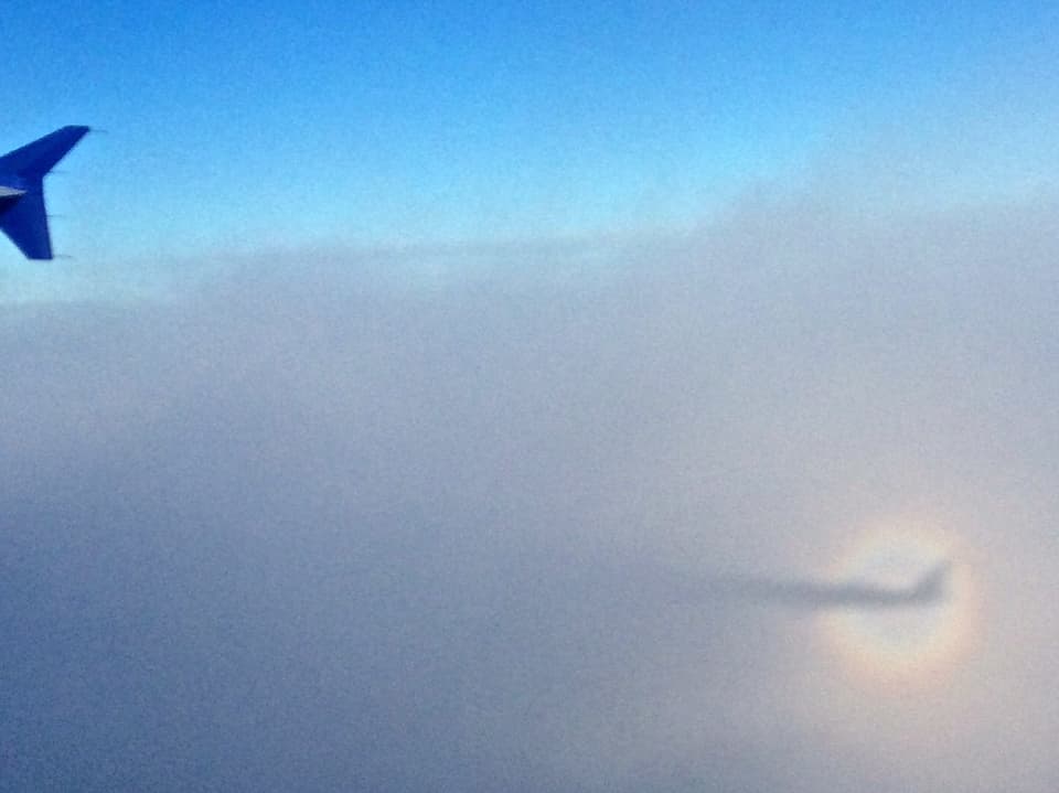 Beim Eintauchen in die Nebelschicht war eine Glorie aus dem Flugzeug zu sehen.
