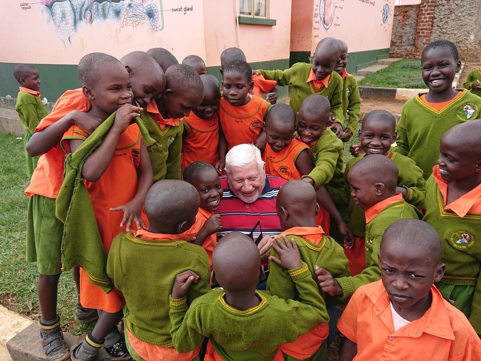Felix E. Benz bei einem Solzialeinsatz in einem Kinderhilfswerk in Uganda.
