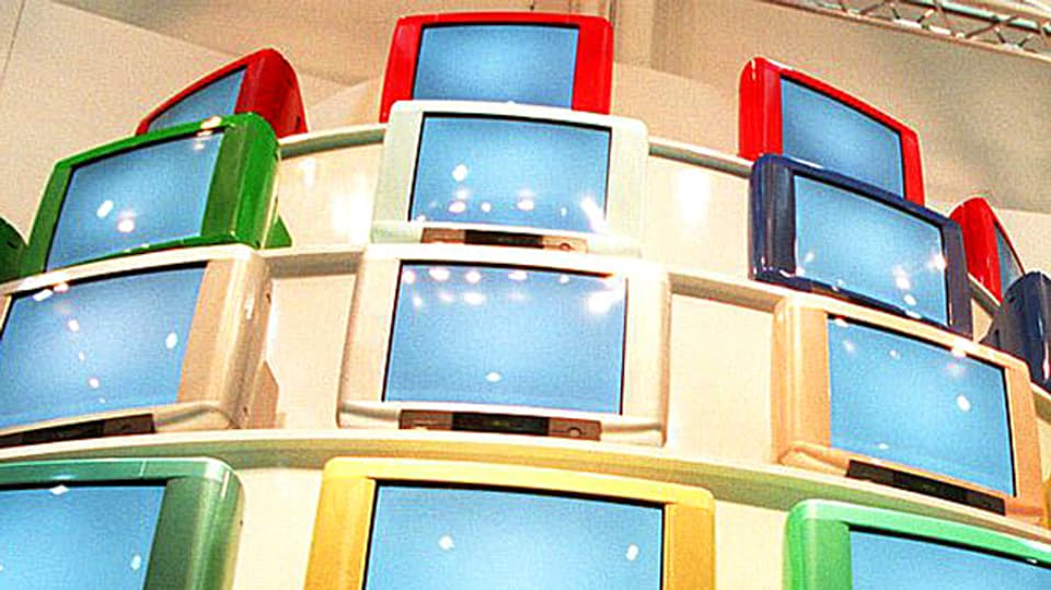 Ein Turm mit farbigen Fernsehern.