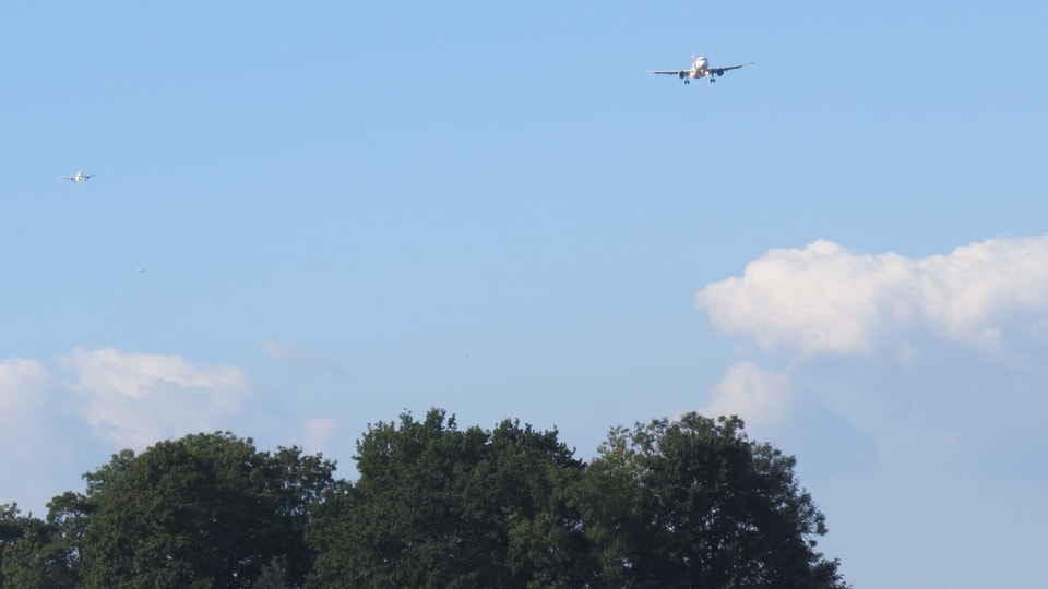 Zwei Flugzeuge hintereinander im Landeanflug.