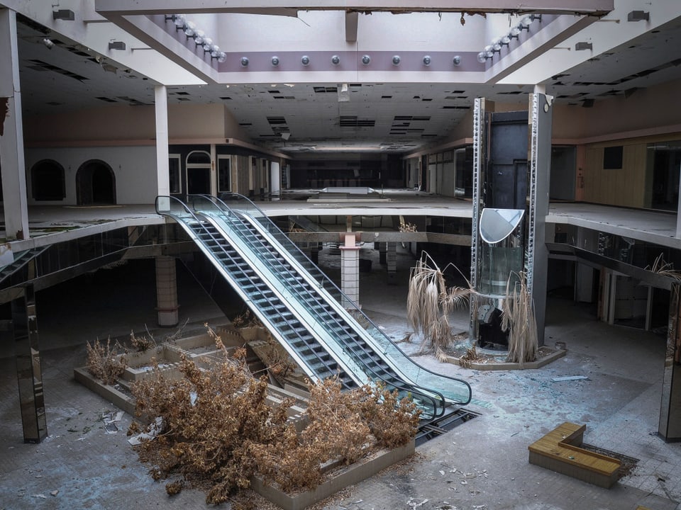 Ein Bild eines leeren Einkaufszentrums.