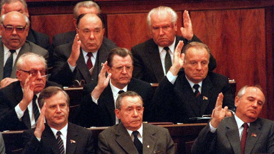 Mitglieder des Politbüros wählen per Handzeichen.